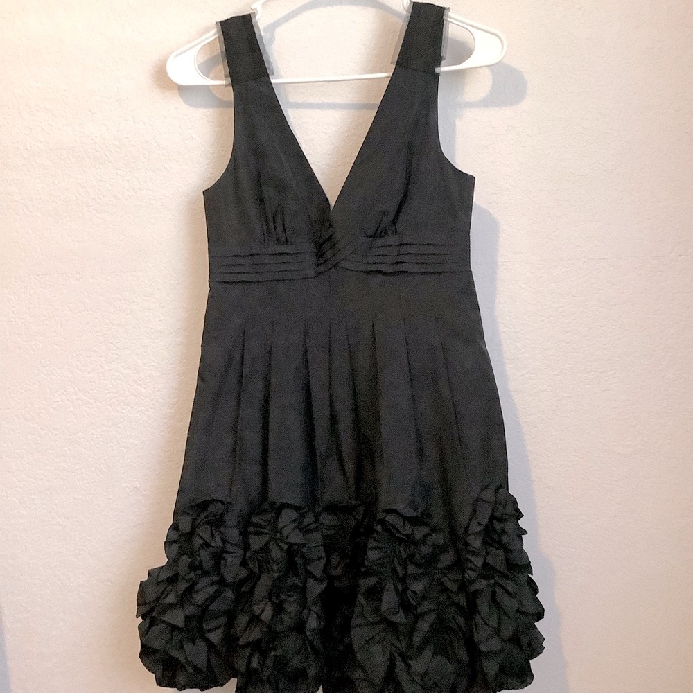 BCBG MAXAZRIA SZ 0 BLACK TAFFETA DRESS RUFFLES ON HEM SLEEVELESS VNECK